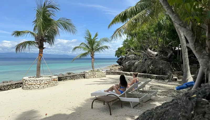 Deux femmes se relaxent sur des chaises longues au bord de mer