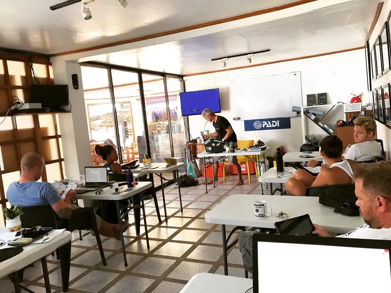 Cours de plongée en salle avec des participants et un instructeur