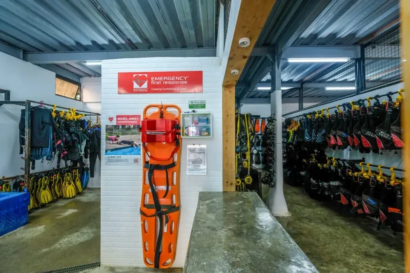 Intérieur d'un centre de plongée avec matériel et équipement de secours