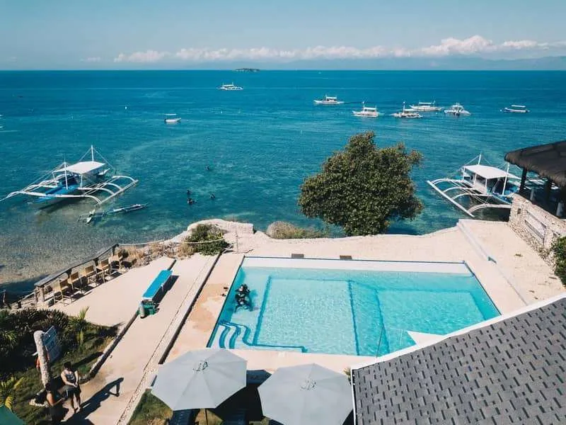 Vue aérienne d'une piscine et de bateaux amarrés dans une baie
