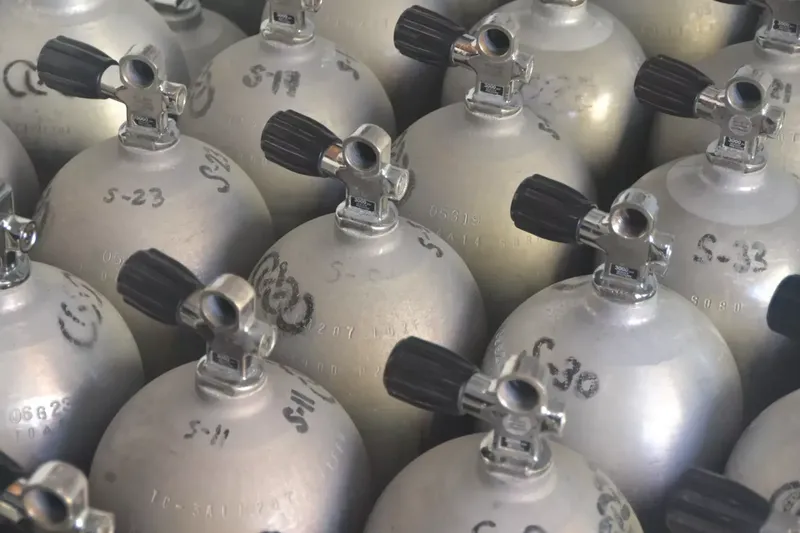 Bouteilles de plongée en aluminium, rangées serrées, avec marquages visibles
