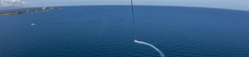 Vue aérienne d'un bateau naviguant sur une mer bleue dégagée