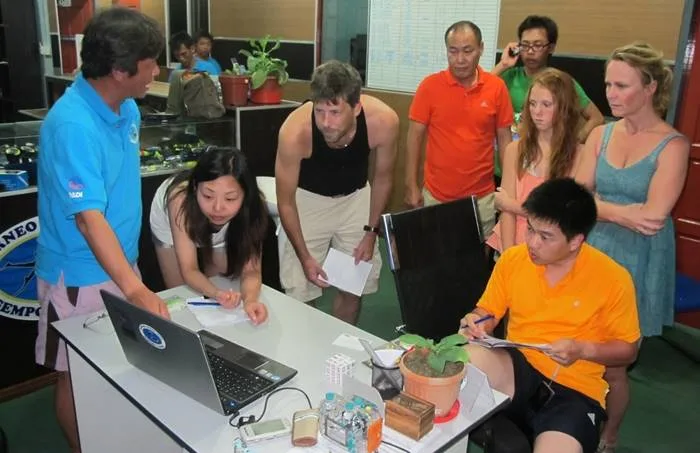 Groupe de personnes regardant un ordinateur portable dans un bureau