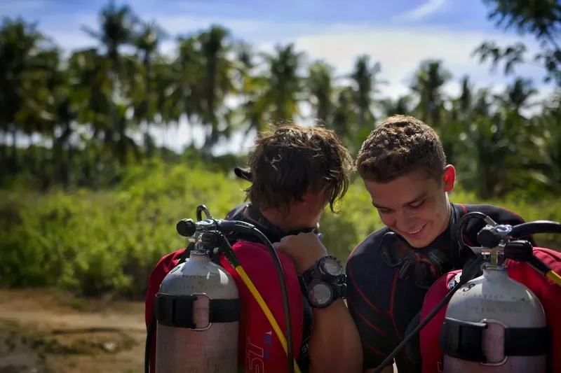 Deux plongeurs vérifient leur équipement avant une immersion en mer