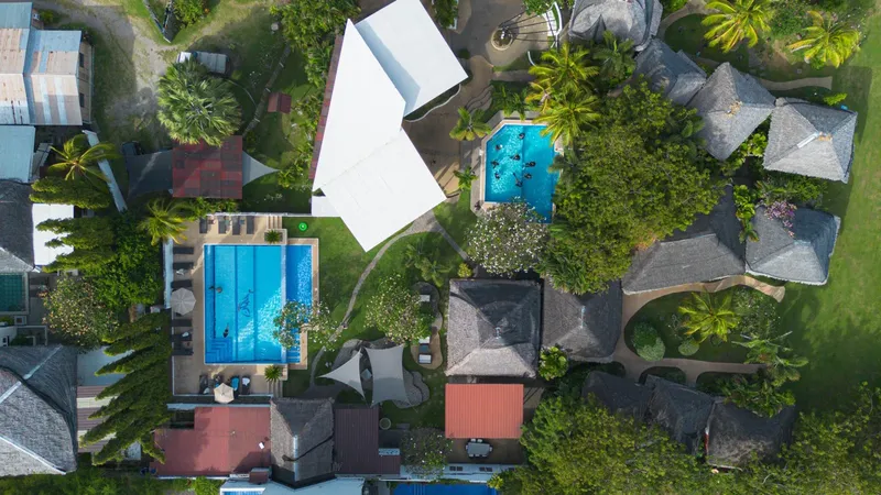 Vue aérienne d'un centre de plongée avec des piscines et des bâtiments