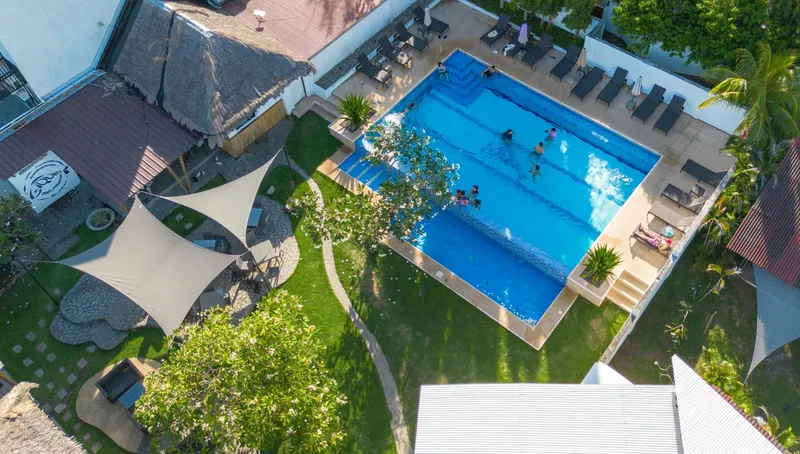 Vue aérienne d'une piscine avec des personnes s'amusant dedans