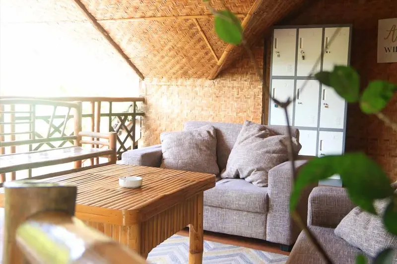 Espace détente intérieur avec canapé, table en bambou et casiers