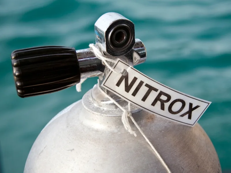 Bouteille de plongée en aluminium avec un détendeur et une étiquette Nitrox