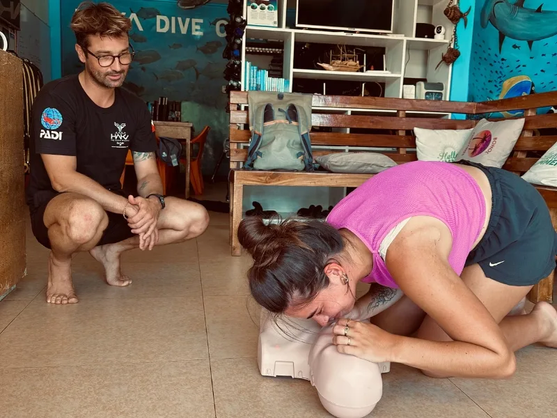 Instructeur et élève s'entraînent à la respiration en préparation de la plongée