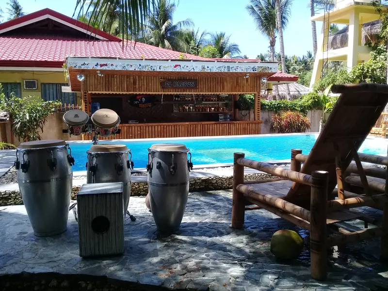 Piscine d'un centre avec des percussions et un espace détente