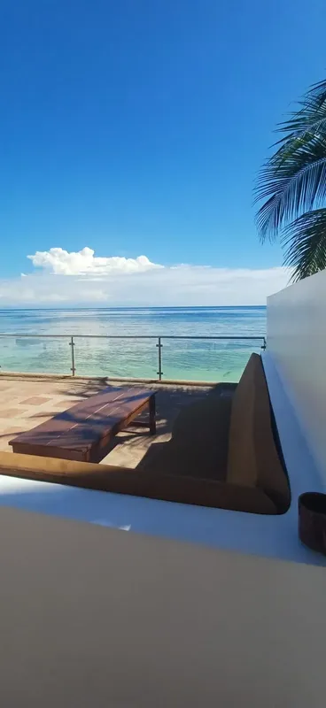 Terrasse en bois avec vue sur la mer et le ciel bleu
