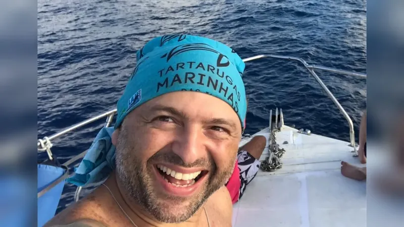 Homme souriant sur un bateau en mer, portant un bandana bleu