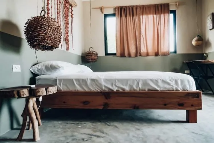 Chambre avec lit en bois, décoration naturelle et lumière douce