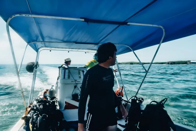 Plongeurs sur un bateau en mer, équipement visible, direction inconnue