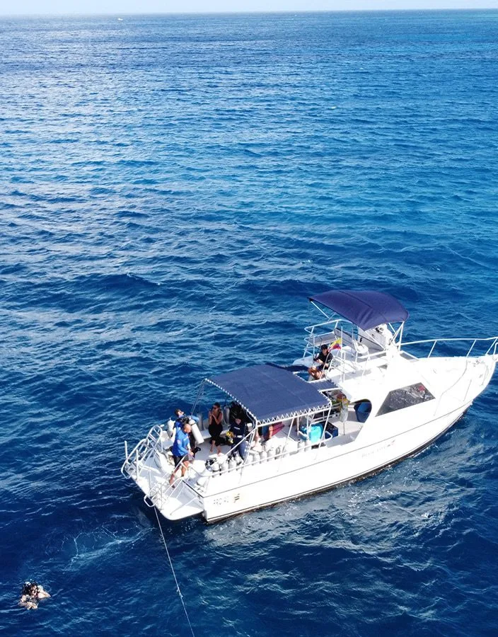 Bateau de plongée en mer avec des personnes à bord