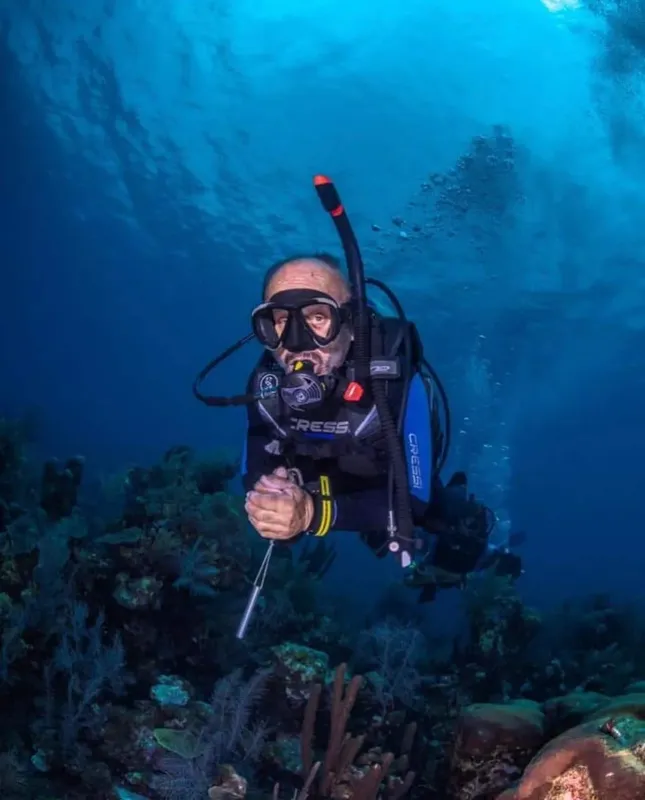 Plongeur expérimenté en pleine exploration sous-marine, regardant vers l'avant