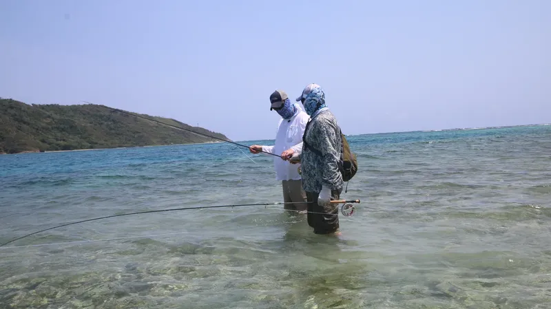Deux pêcheurs à la mouche dans une eau turquoise peu profonde