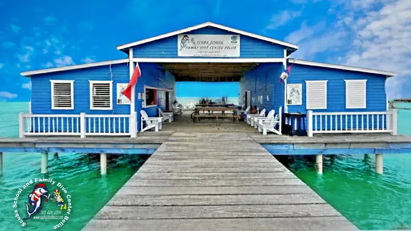 Bâtiment bleu sur pilotis avec ponton en bois et eau turquoise