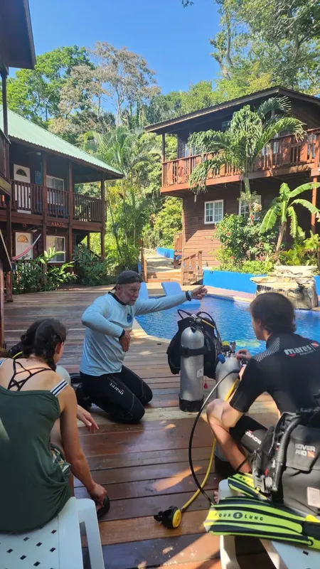 Instructeur expliquant l'utilisation du matériel de plongée à des élèves
