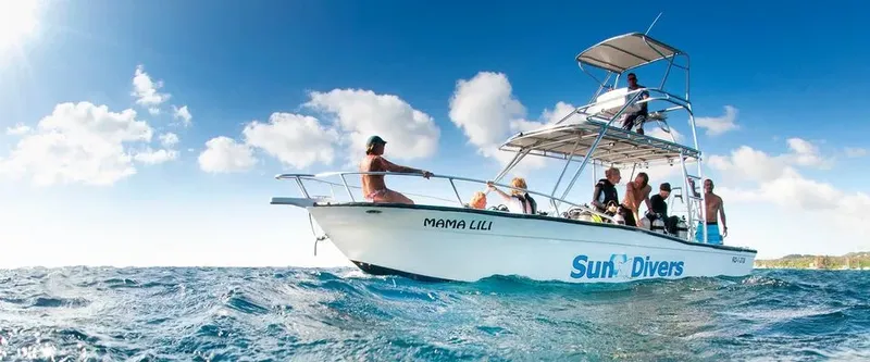 Bateau de plongée en mer avec des passagers et un équipage souriant