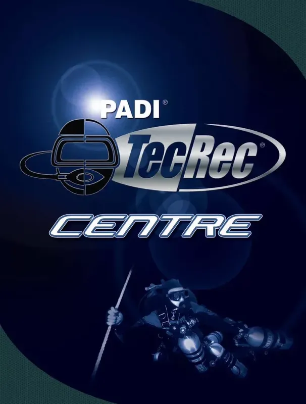 Plongeur équipé en profondeur, avec le logo PADI TecRec Centre