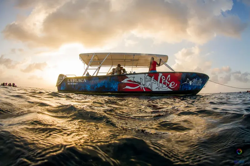 Bateau de plongée avec des passagers, vue depuis le niveau de l'eau