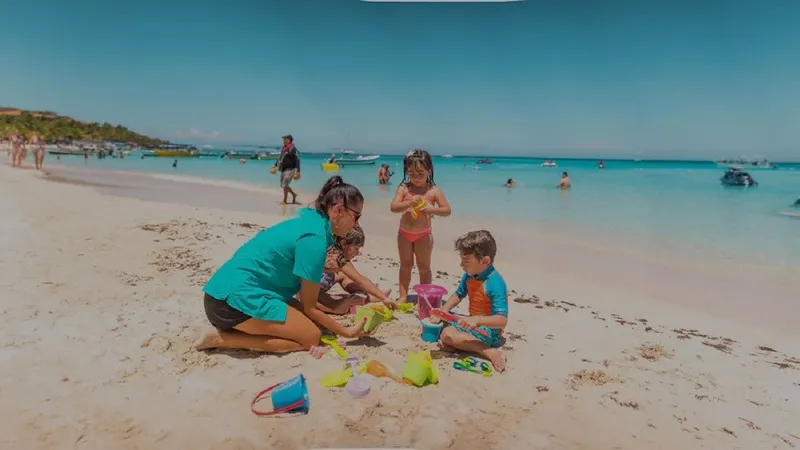 Famille construisant un château de sable sur une plage ensoleillée