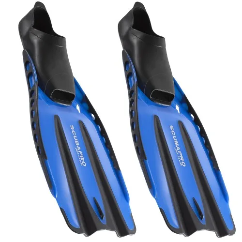 Paire de palmes de plongée bleues et noires sur fond blanc