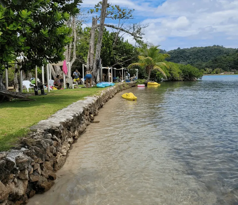 Vue d'un centre de plongée avec des personnes sur une plage