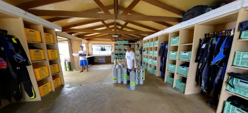 Intérieur d'un centre de plongée avec des équipements et deux personnes