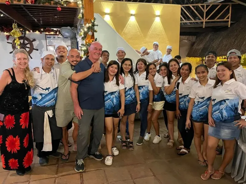 Groupe de personnes souriantes posant dans un espace intérieur décoré