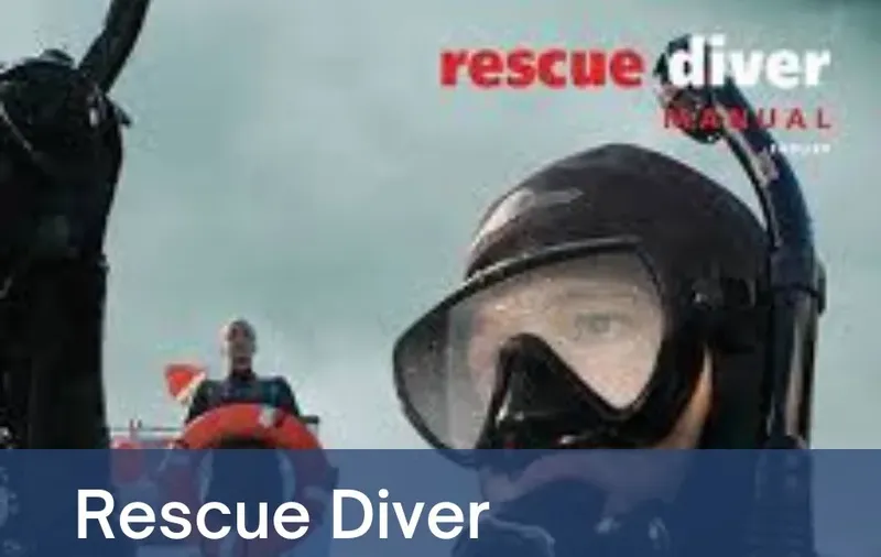 Plongeur en formation Rescue Diver, vue à travers un masque