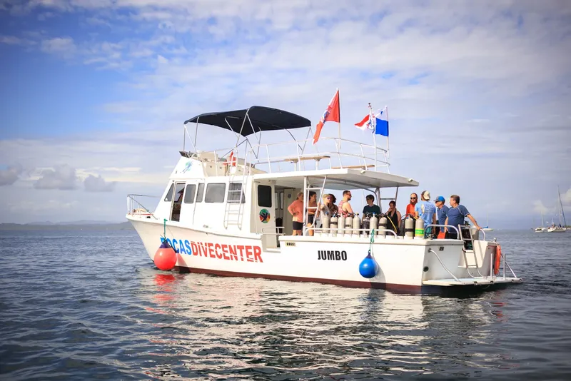 Bateau de plongée avec des passagers et de l'équipement à bord