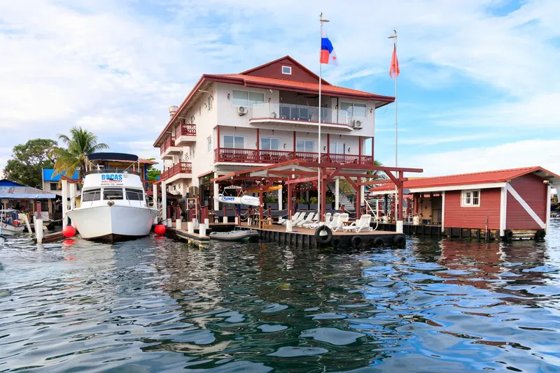 Bâtiment du centre de plongée avec bateaux amarrés sur l'eau