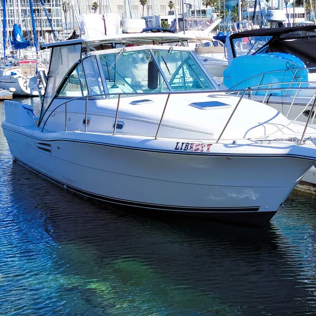 Bateau de plaisance blanc amarré dans un port ensoleillé