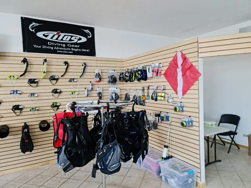 Equipement de plongée exposé dans un magasin avec un logo en haut
