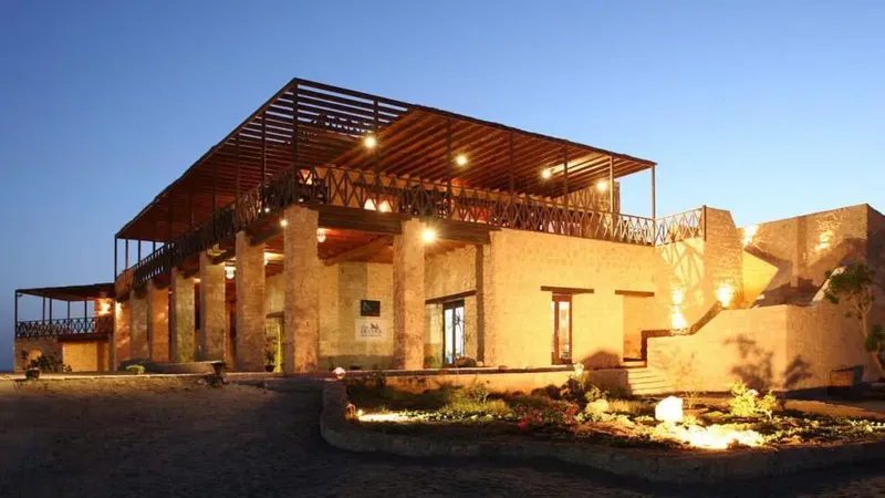 Bâtiment moderne en pierre avec structure en bois et éclairage extérieur