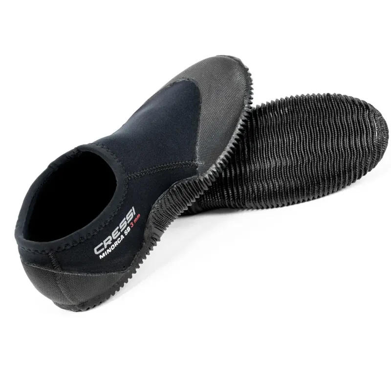 Chaussettes de plongée noires Cressi Minorca SB 3mm sur fond blanc