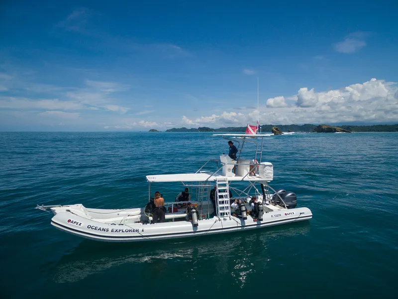 Bateau de plongée avec des passagers et de l'équipement à bord