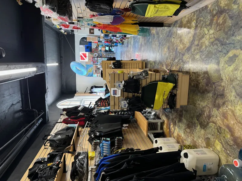 Intérieur d'un centre de plongée avec du matériel et des rangements