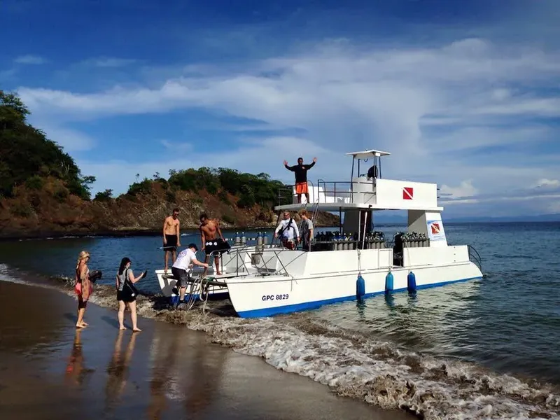 Plage, bateau de plongée, personnes se préparent pour une sortie en mer