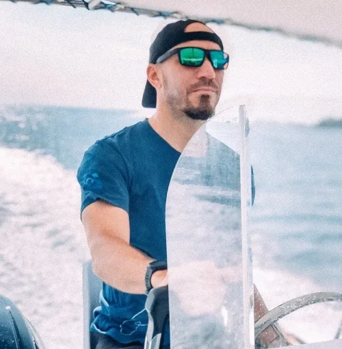 Homme portant des lunettes de soleil à bord d'un bateau en mer