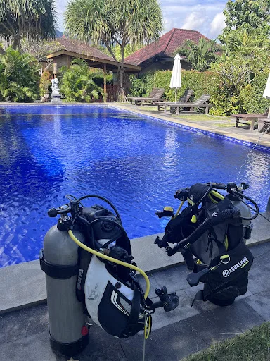 Equipement de plongée au bord d'une piscine dans un cadre tropical
