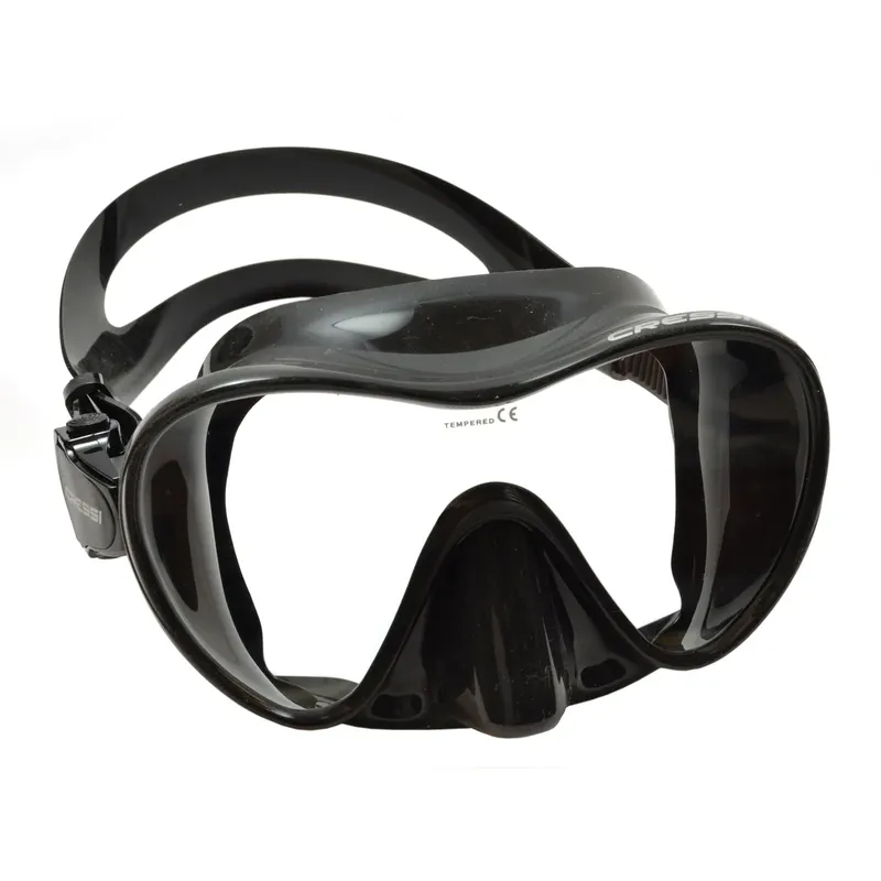 Masque de plongée noir Cressi sur fond blanc, équipement de sport nautique