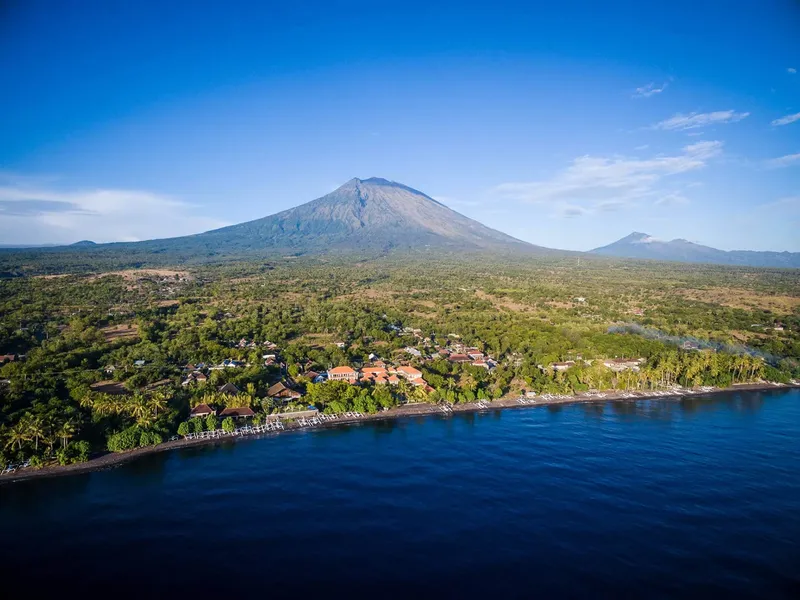 Vue aérienne d'un centre de plongée au bord de la mer et volcan