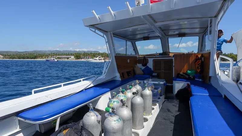 Bateau de plongée avec des bouteilles et des plongeurs en préparation