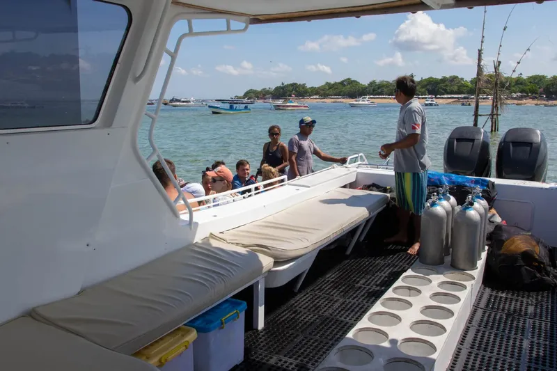 Préparation de plongée sur un bateau avec des participants attentifs