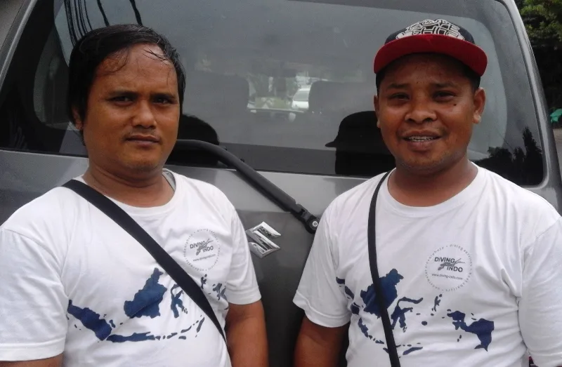 Deux hommes souriants portent des t-shirts avec une carte de l'Indonésie