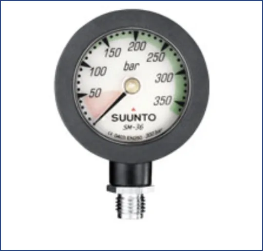 Manomètre de plongée Suunto noir avec aiguille indiquant la pression