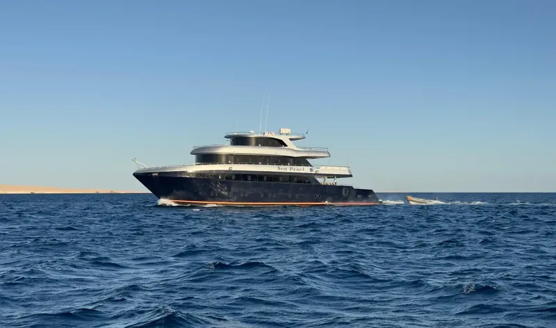 Grand yacht de plaisance navigue sur une mer bleue calme
